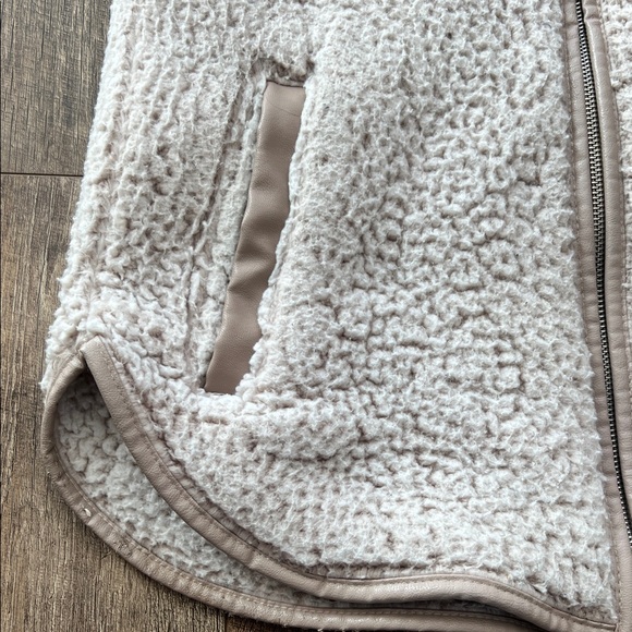 Women’s Abercrombie Cream Sherpa Vest - Picture 4 of 6